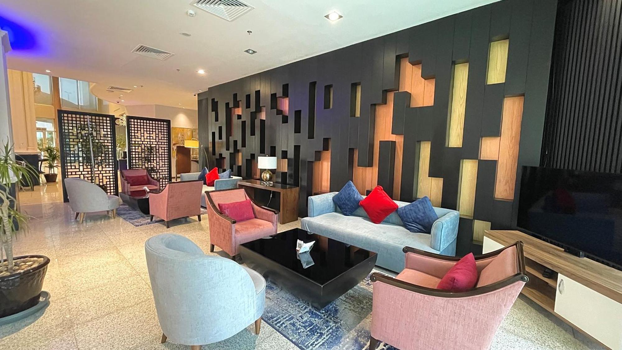 Ramada Hotel & Suites By Wyndham Al Qassim Al Bukayriah Buitenkant foto The lobby of the hotel