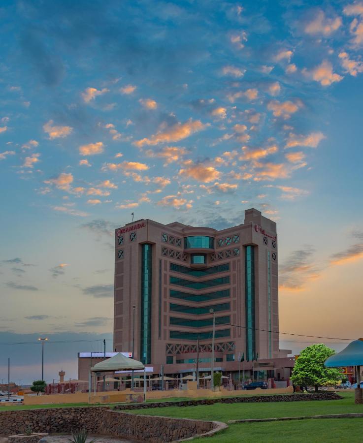 Ramada Hotel & Suites By Wyndham Al Qassim Al Bukayriah Buitenkant foto The hotel at sunset